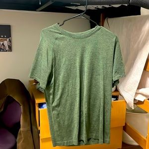 Men’s medium lulu lemon shirt